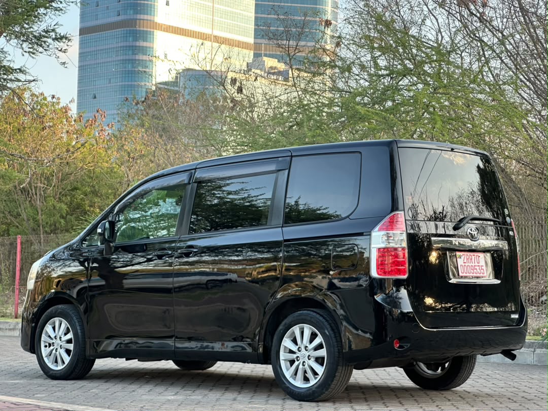 TOYOTA NOAH NEW MODEL X thumbnail 2
